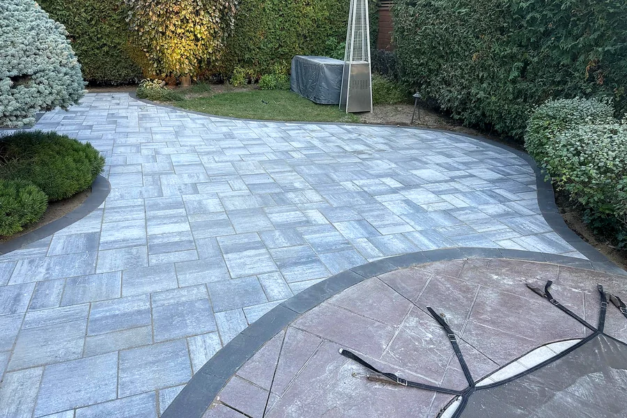 Grey interlock patio with charcoal border